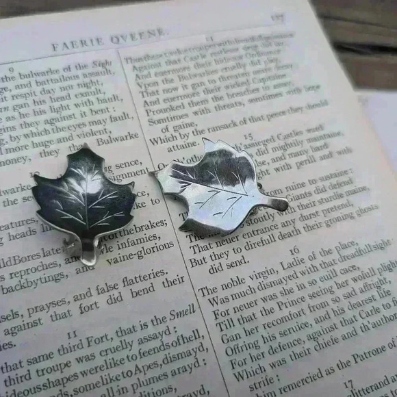 Vintage silver leaf bergerie clip on earrings - Picture 6 of 9